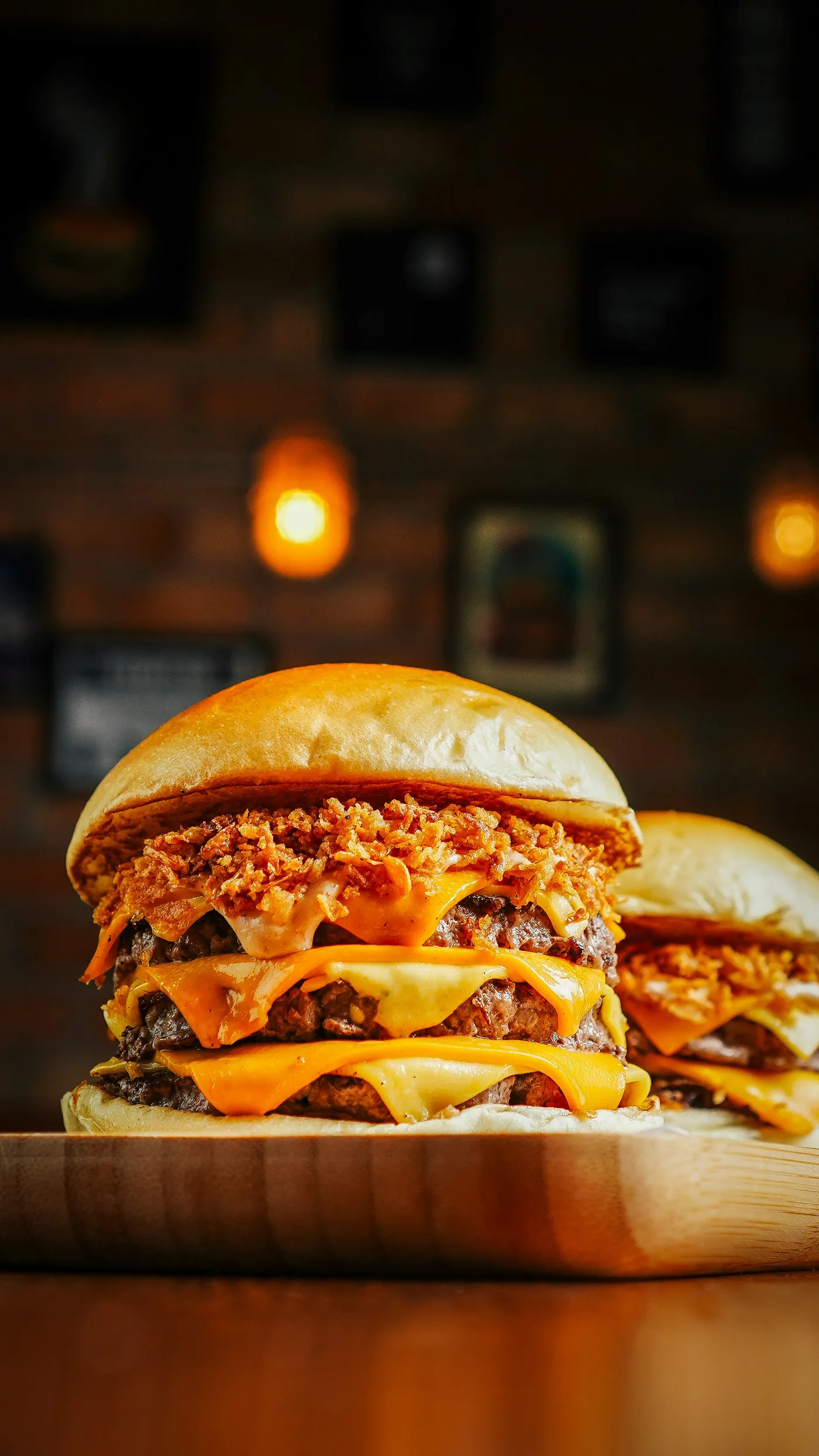 Hamburguesa con cebolla crujiente en la barra