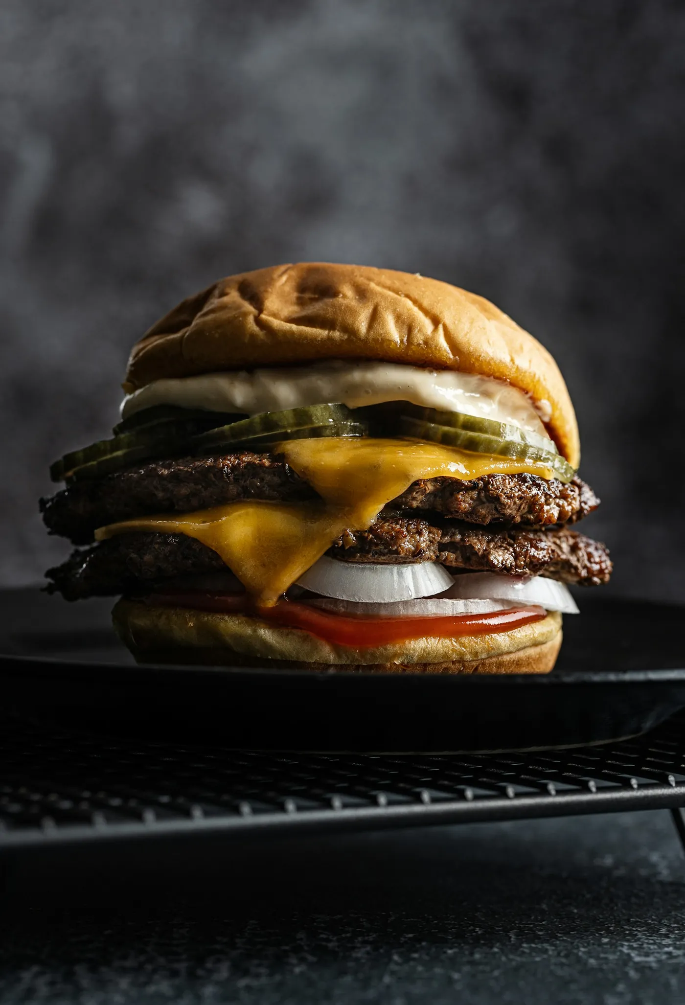 Hamburguesa doble con pepinillos