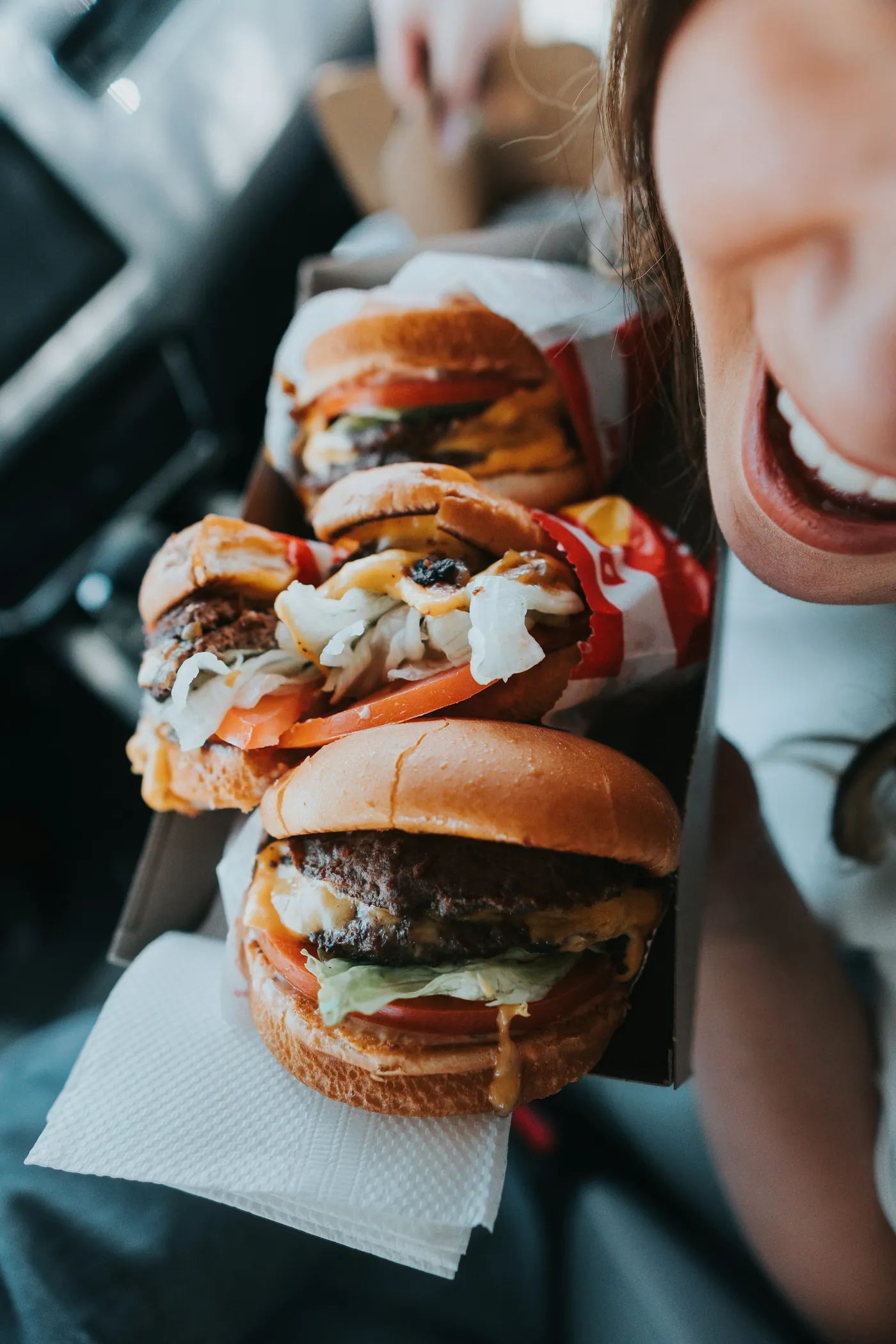 Amigas comiendo hamburguesas