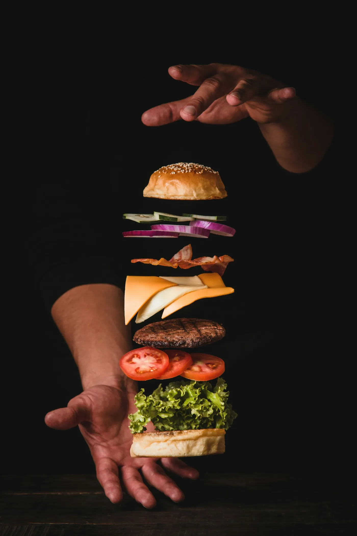 Hamburguesa con sus capas separadas en el aire