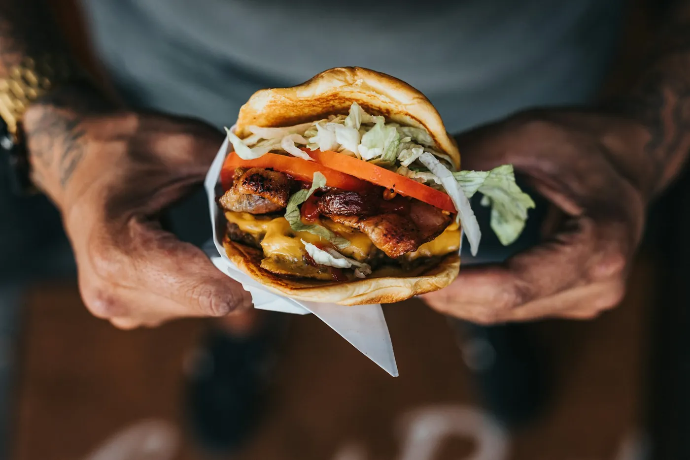 Hamburguesa envuelta en papel lista para llevar
